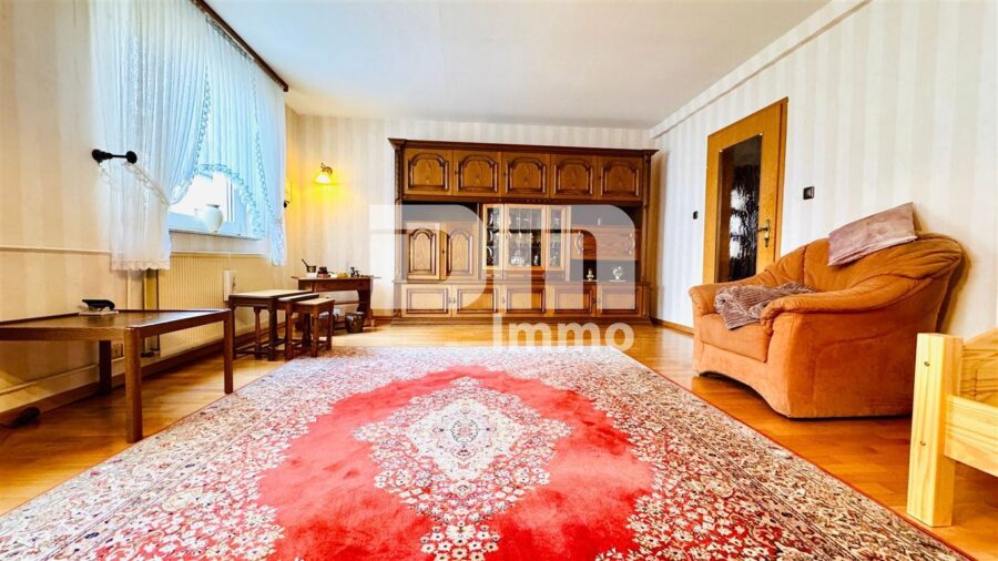 Geplegtes Einfamilienhaus mit 2 Nebengebäuden, Garten und überdachtem Freisitz - EG Wohn / Esszimmer